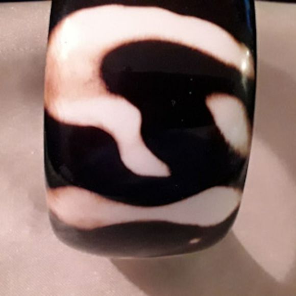 Wide animal print bangle bracelet bought at Macy's - Picture 3 of 3